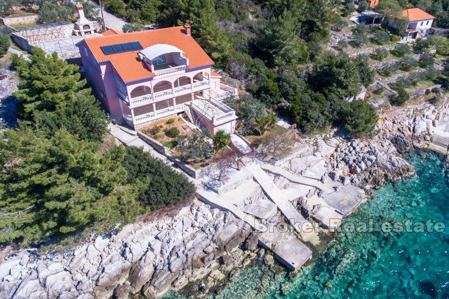 Fristående hus på tre våningar