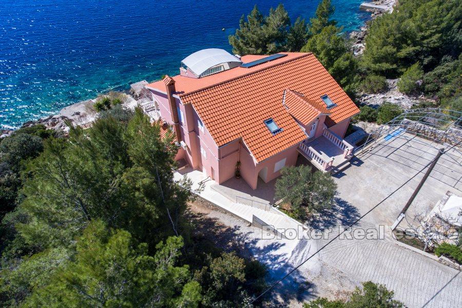 Fristående hus på tre våningar