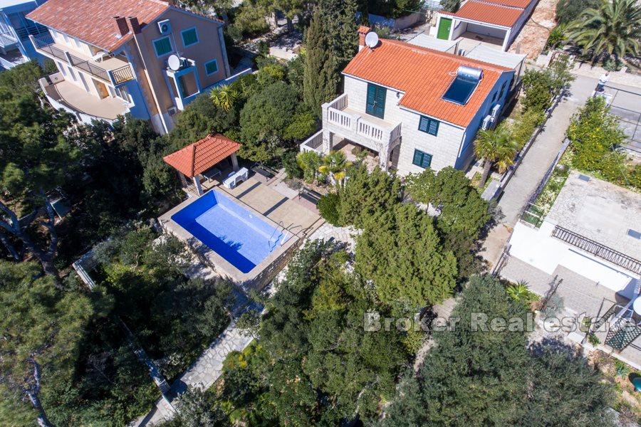 Steinhaus mit Pool am Meer