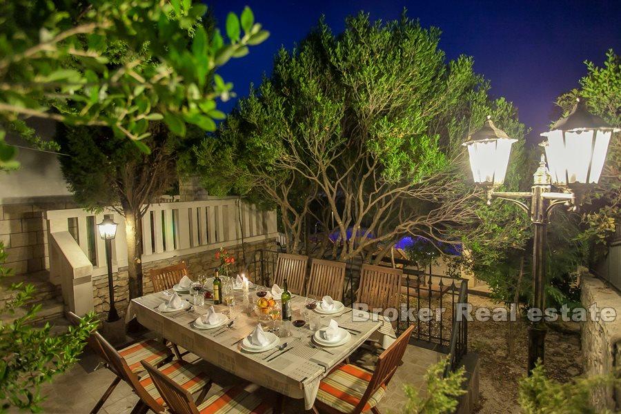 Steinhaus mit Pool am Meer