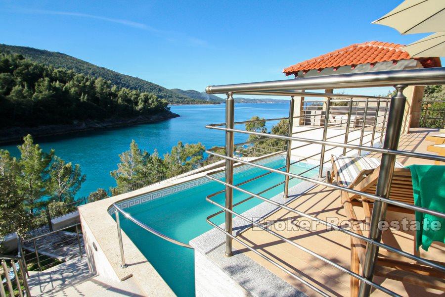 Lyxig och modern villa, precis vid havet