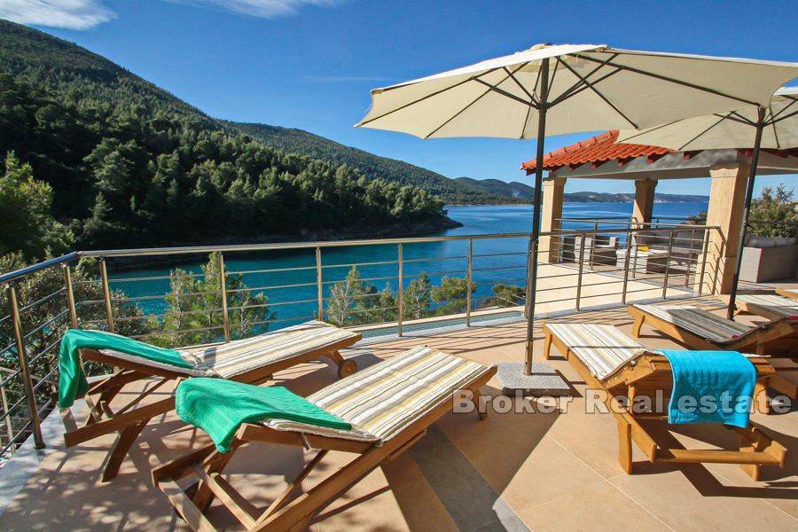 Lyxig och modern villa, precis vid havet