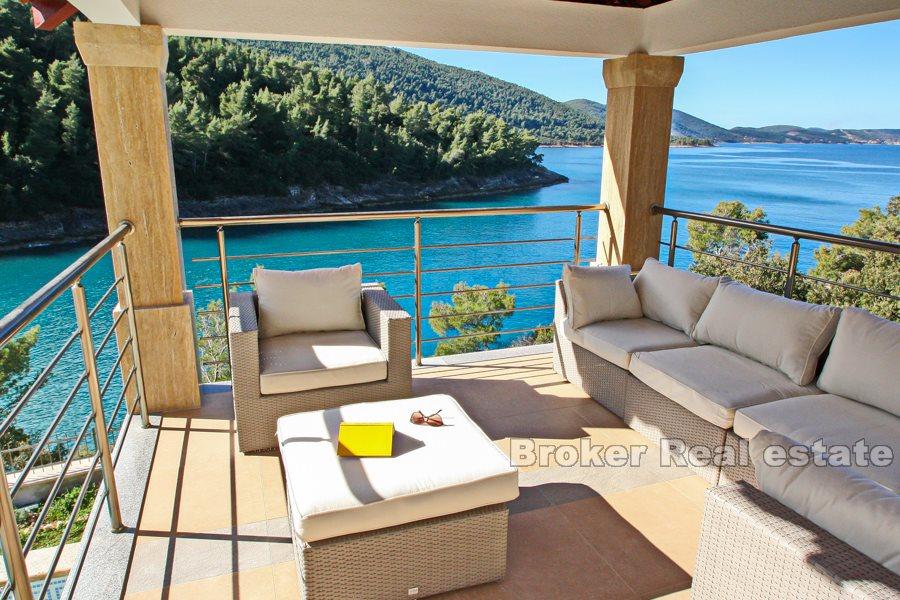 Lyxig och modern villa, precis vid havet
