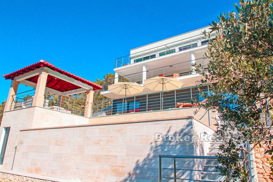 Luxury and modern villa, right by the sea