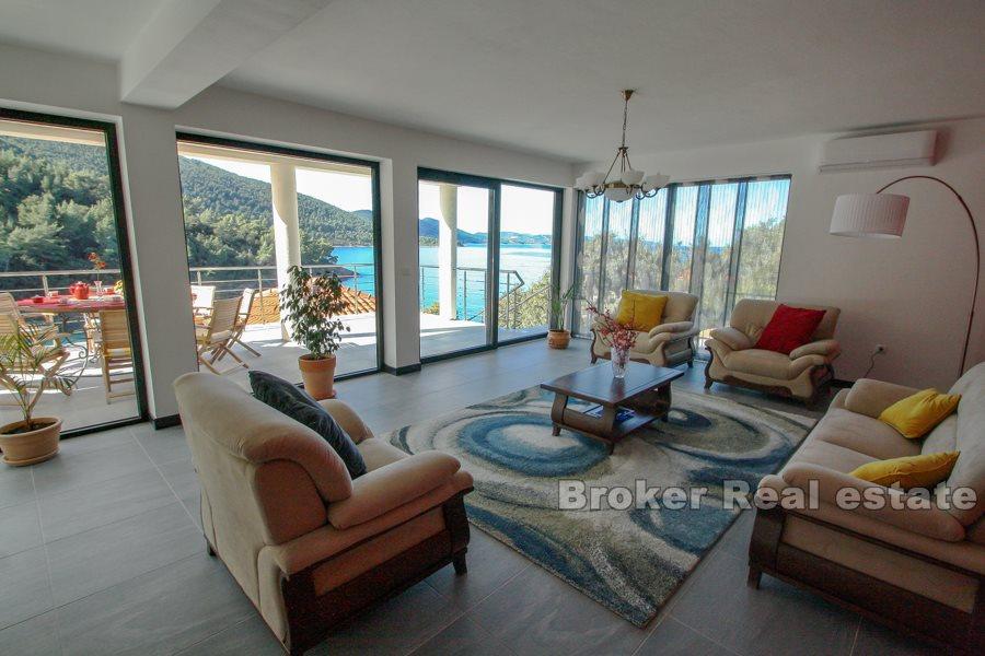 Villa de luxe et moderne, juste à côté de la mer