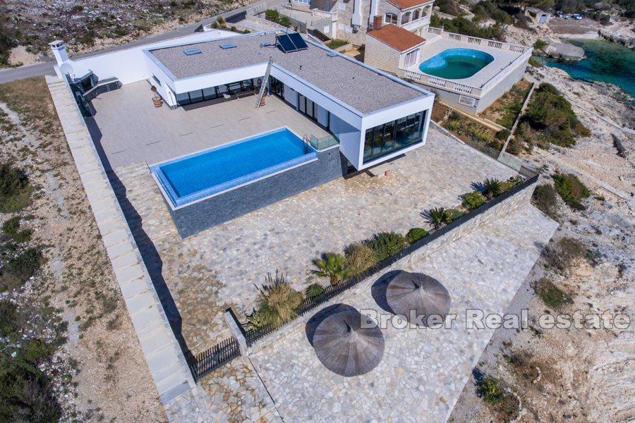 Villa moderna e lussuosa di recente costruzione sul mare