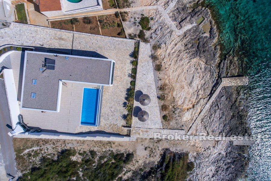 Villa moderna e lussuosa di recente costruzione sul mare