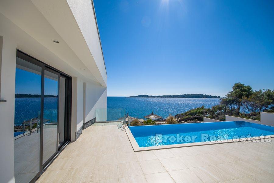 Neu gebaute moderne und luxuriöse Villa am Meer