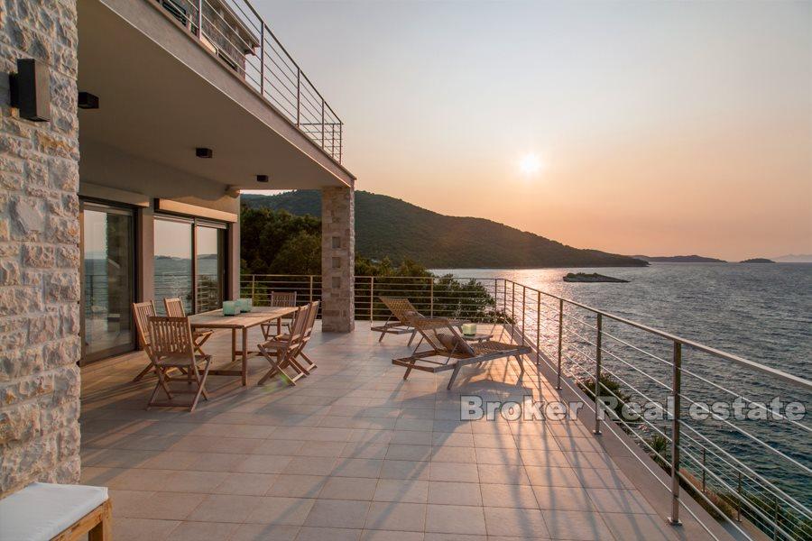 Magnificent luxury seafront villa