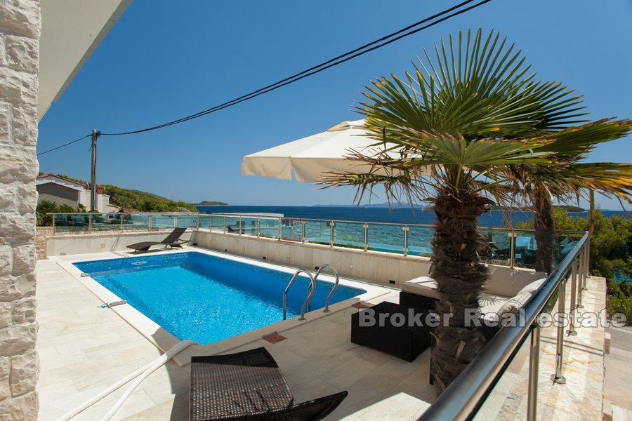 Luxurious villa in the second row to the sea