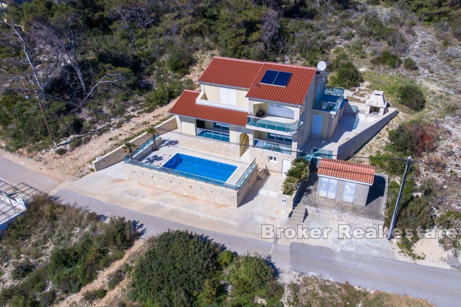Luxurious villa in the second row to the sea