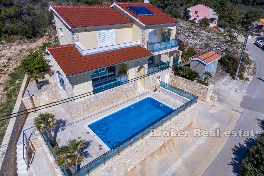 Villa de luxe dans la deuxième rangée de la mer