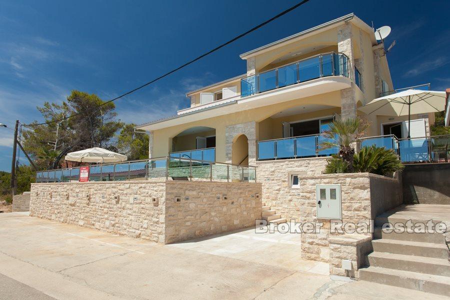 Villa de luxe dans la deuxième rangée de la mer