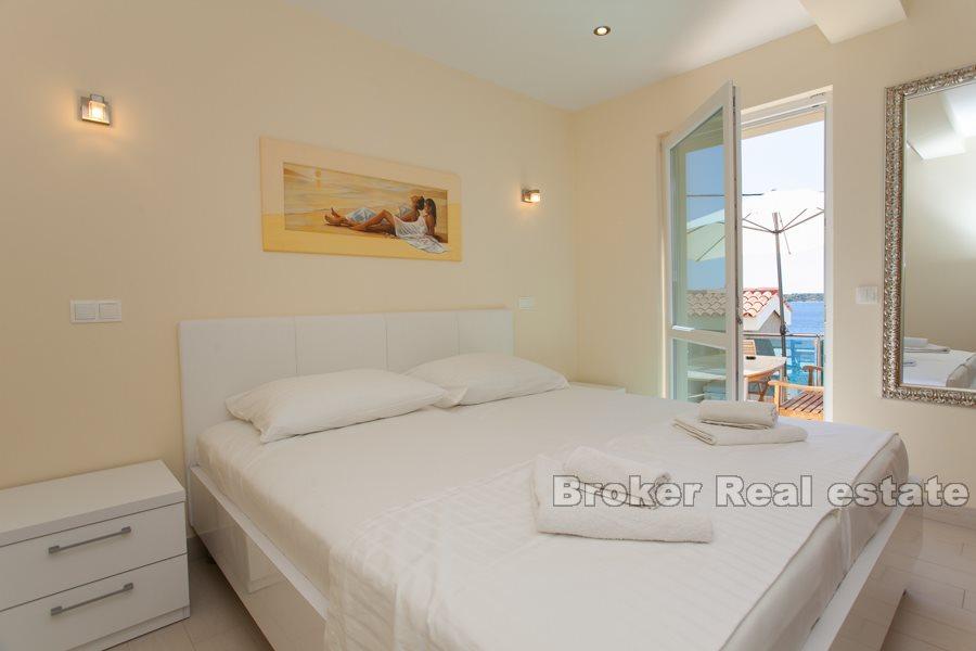 Luksuriøs villa i andre rad til sjøen