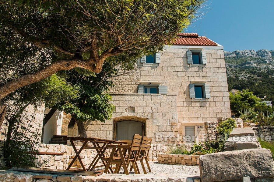 Modernt och renoverat stenhus vid havet