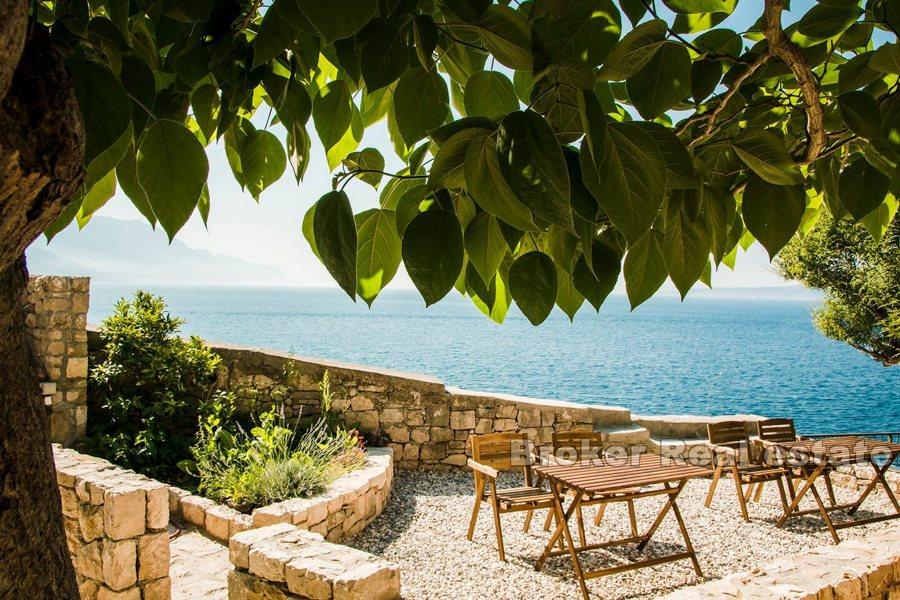 Moderna i renovirana kamena kuća, uz more