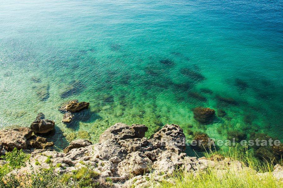 Modernt och renoverat stenhus vid havet