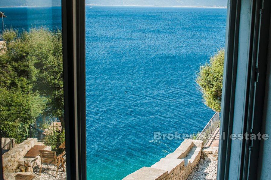 Modernt och renoverat stenhus vid havet