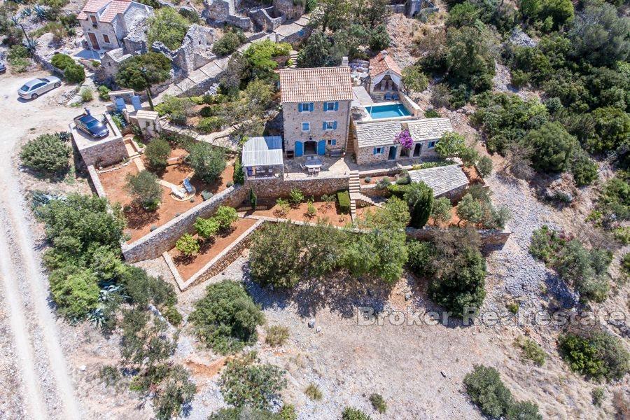 Casa in pietra unica con vista sul mare