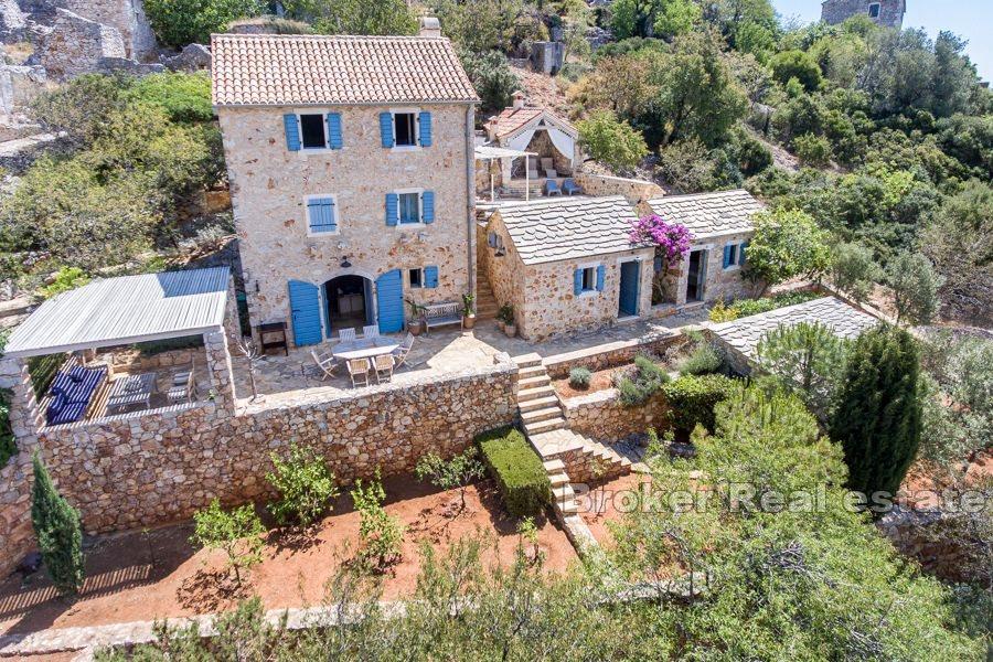 Casa in pietra unica con vista sul mare