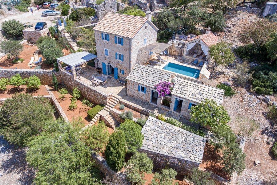 Casa in pietra unica con vista sul mare