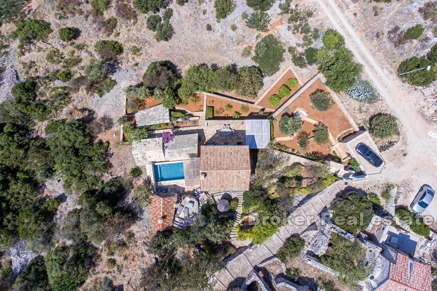 Casa in pietra unica con vista sul mare