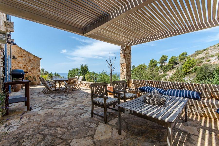 Casa in pietra unica con vista sul mare