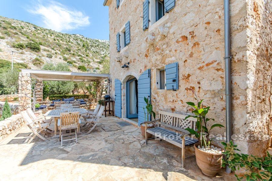 Casa in pietra unica con vista sul mare