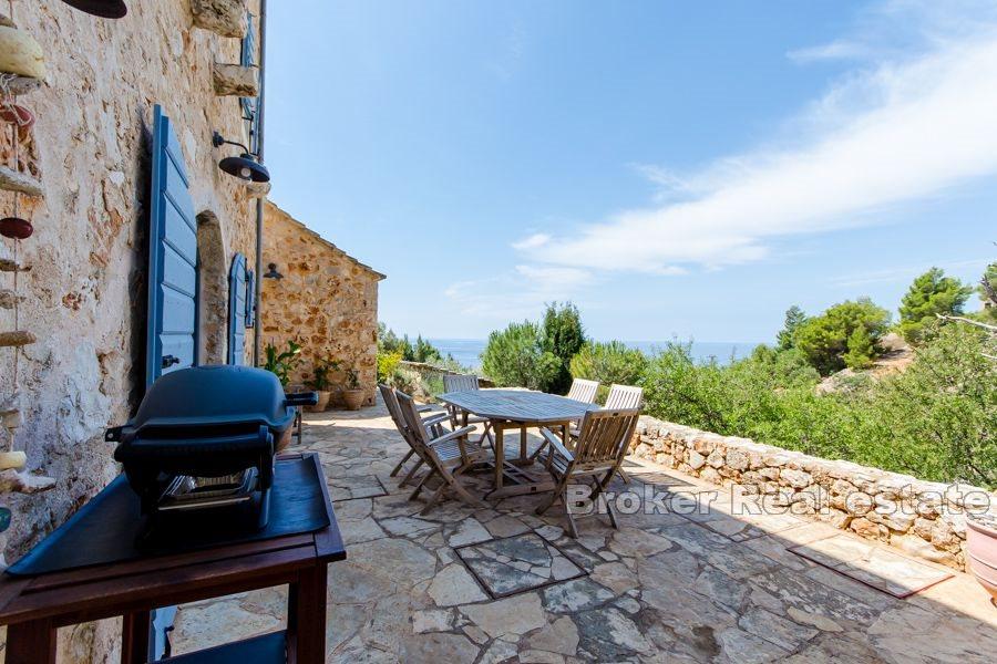 Casa in pietra unica con vista sul mare