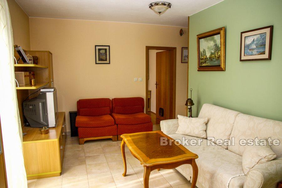 Lägenhet med privat trädgård