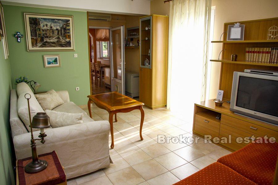 Lägenhet med privat trädgård
