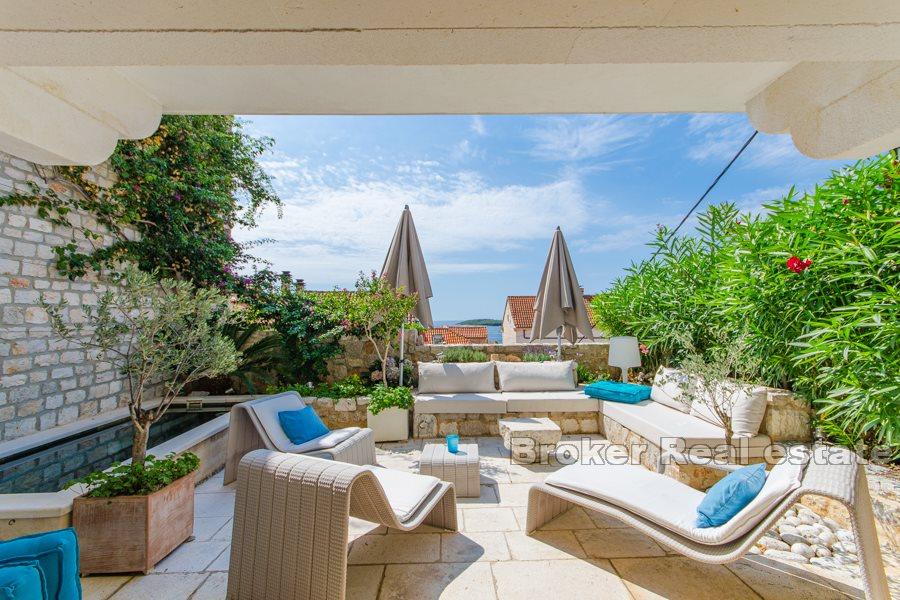 Modern och renoverad stenvilla