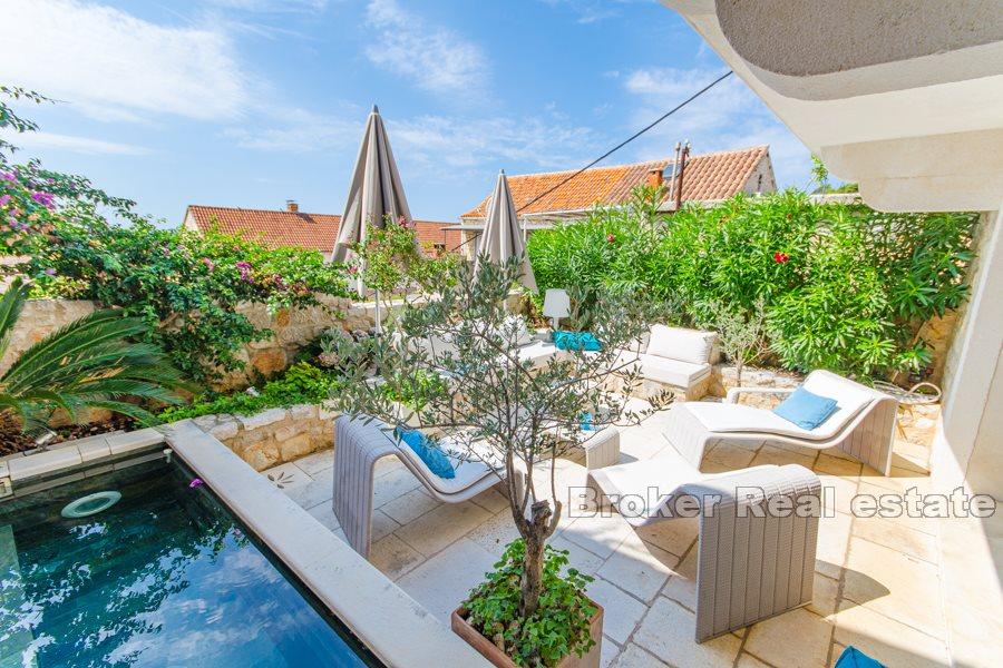 Modern och renoverad stenvilla