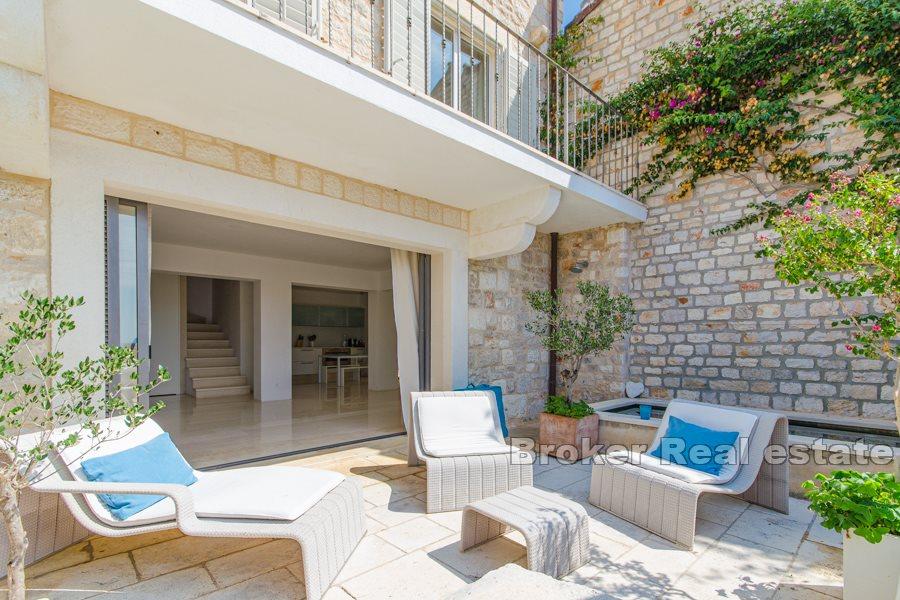 Villa en pierre moderne et rénovée