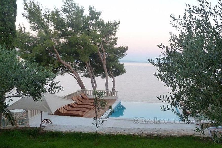 Maison / Villa sur l'île de Ciovo, première rangée à la mer