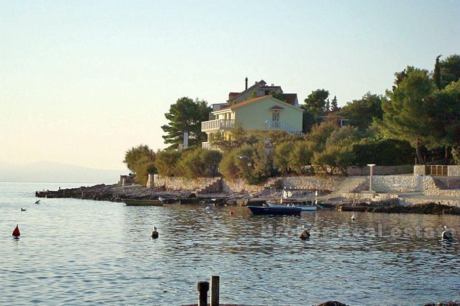 Villa à trois étages, à vendre