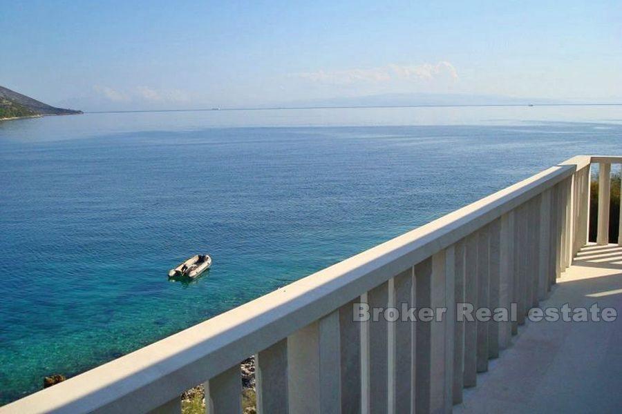Villa à trois étages, à vendre