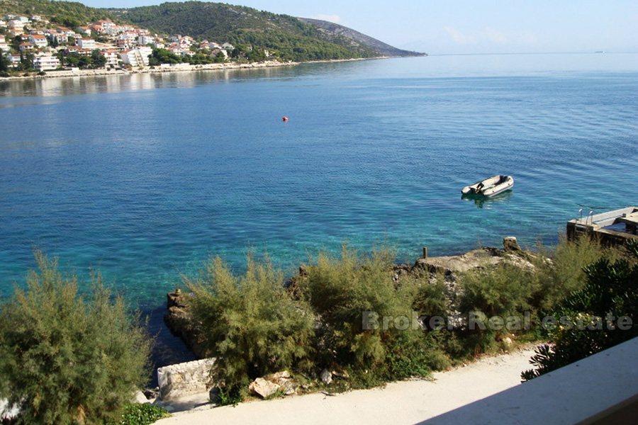 Villa à trois étages, à vendre