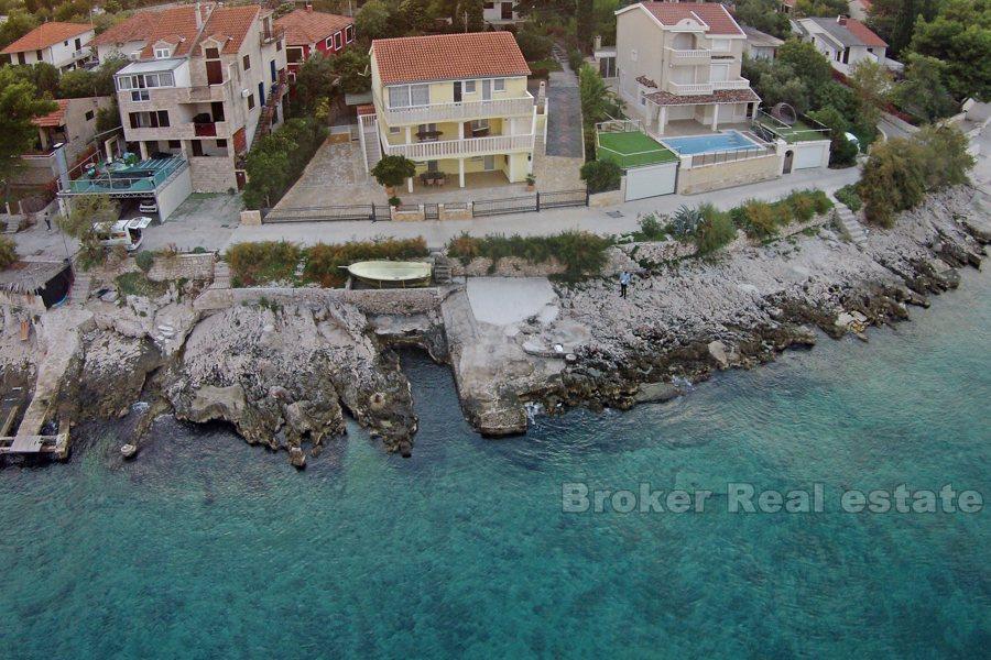 Villa à trois étages, à vendre