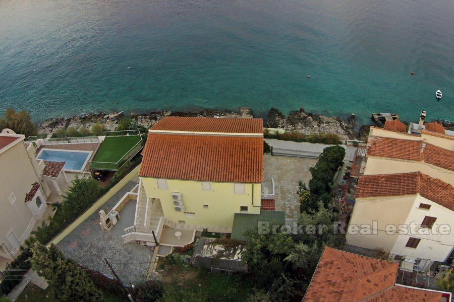 Villa à trois étages, à vendre