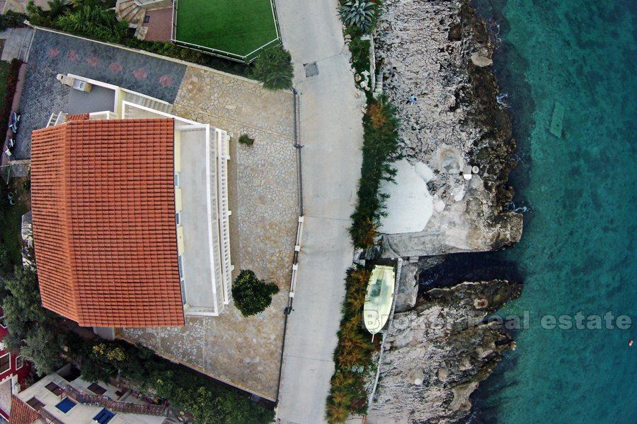 Villa à trois étages, à vendre