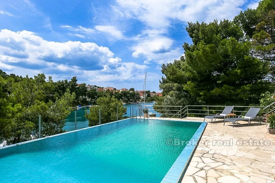 Villa à trois étages, à vendre