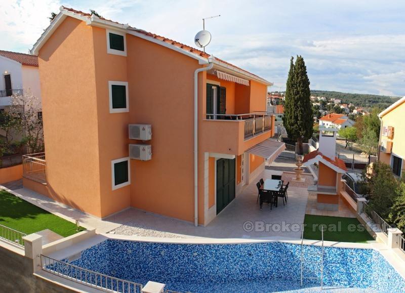 Maison de vacances décorée de façon moderne