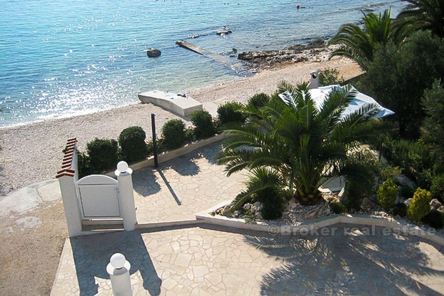 Villa attraente in riva al mare, in vendita