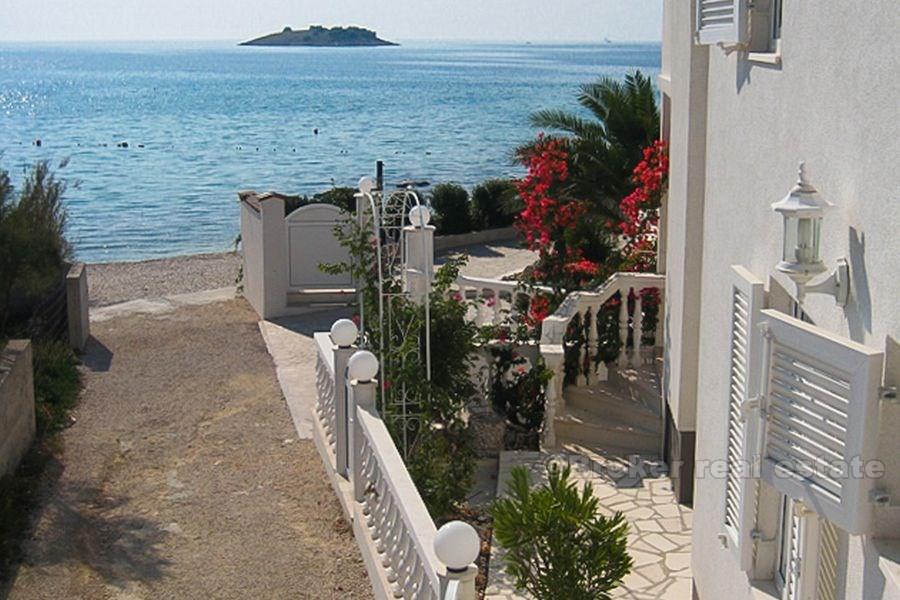 Attraktiv villa vid havet, till salu
