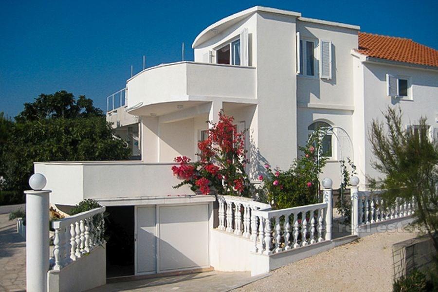 Villa attraente in riva al mare, in vendita