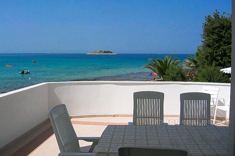 Attractive villa by the sea, for sale
