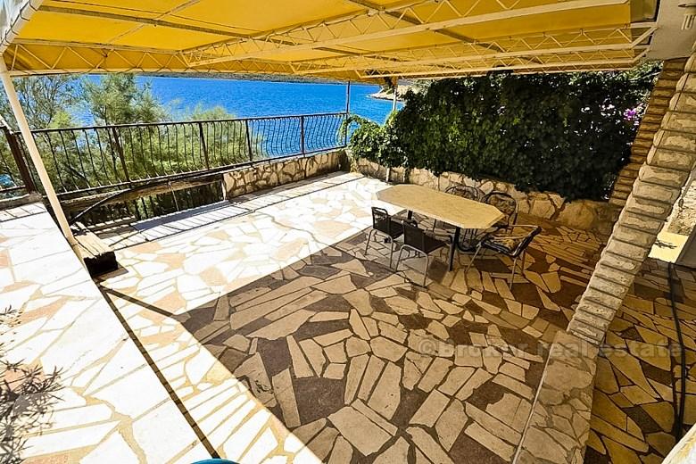 3 отдельных здания