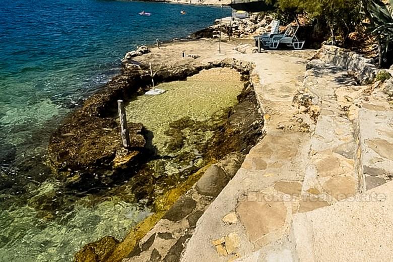 3 отдельных здания