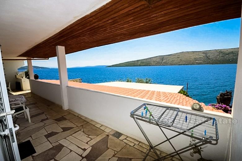 3 отдельных здания